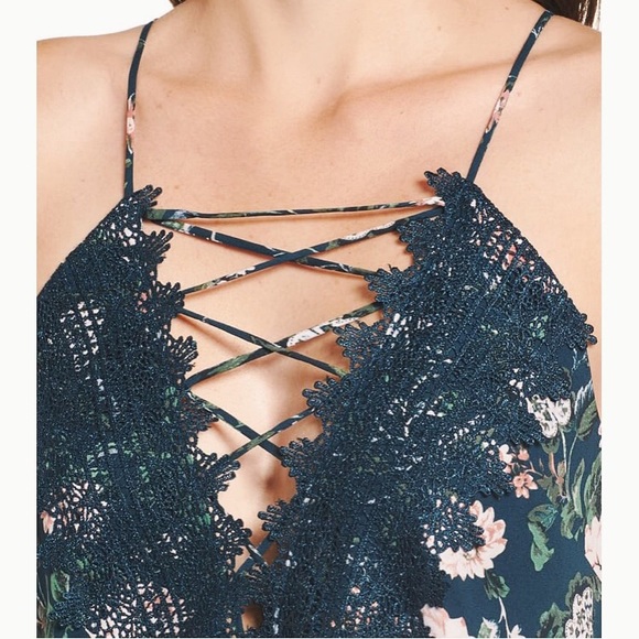 NWT Wayf Posie Lace Strappy Criss-Cross Camisole - Picture 3 of 7